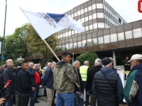 LOGORAŠI STIGLI PRED ZGRADU VLADE FBiH: 'Nemamo nikakva prava, a svjedoci smo istine i agresije na BiH (FOTO)