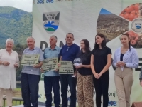 NAJBOLJE IZ KONJICA: Poljoprivrednici na štandove iznijeli svježe voće, povrće, mlijeko, meso, čajeve, med... (FOTO)