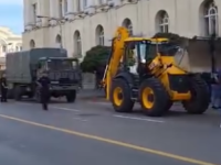 NESVAKIDAŠNJI PRIZOR: Glasački listići stigli u Banja Luku 'pod pratnjom' Oružanih snaga BiH (VIDEO)