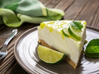 GIN&TONIC CHEESECAKE: Spoj hrskave podloge i kremastog osvježavajućeg fila savršen je za sve ljubitelje tog pića, i ne samo njih