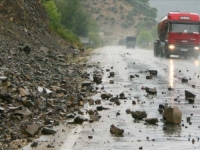 UPOZORENJE VOZAČIMA: Klizav kolovoz i povećana opasnost od odrona jutros u...