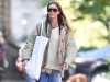 SLOJEVITO ODIJEVANJE: Katie Holmes u jakni koja je jedan od najtraženijih jesenskih hitova (FOTO)