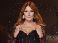 BIVŠA PRVA DAMA FRANCUSKE: Carla Bruni u 57. godini prošetala modnom pistom na reviji Victoria's Secret