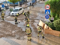 VODENA BUJICA NOSILA SVE PRED SOBOM: Zbog poplava u Podgori građani prozivaju Hrvatske vode