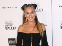 TIRKIZNO I KARIRANO: Sarah Jessica Parker u još jednom izdanju koje iznijeti može samo ona (FOTO)