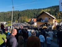 'BUDUĆNOST SE MOŽE GRADITI SAMO...': Obilježena 31. godišnjica zločina nad Bošnjacima u Stupnom Dolu i Varešu