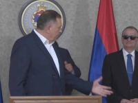 VIC NIJE SMIJEŠAN, ALI DODIK JESTE: Danas je ispričao vic o američkom mačoru i domaćim miševima (VIDEO)