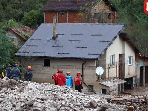 POTRAGA ZA NESTALIM U DONJOJ JABLANICI SE NASTAVLJA: U operacijama učestvuju brojne spasilačke...