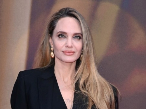 NEŠTO SASVIM DRUGAČIJE: Angelina Jolie na crvenom tepihu igra po svojim pravilima, haljinu zamijenila odijelom (FOTO)