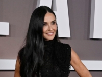 IGRA NA SIGURNO: Demi Moore u crnom od glave do pete izgleda perfektno, pogledajte i zašto (FOTO)