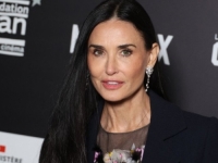 DEMI MOORE BLISTALA U PARIZU: Zadivila izdanjem u cvjetnoj haljini i hit cipelama (FOTO)