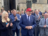 DODIK U POTPUNOJ EUFORIJI: Pozirao sa kačketom sa Trumpovim sloganom, bjesomučno 'taguje' Donalda na Twitteru... (VIDEO, FOTO)