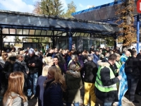 NIZ PROTESTA U SARAJEVU: Na kapiji KCUS-a se okupili članovi Sindikata radnika u zdravstvu (FOTO+VIDEO)