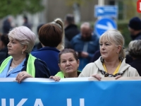 UPOSLENICI KCUS-a IZAŠLI NA PROTESTE: Blokirana glavna kapija, radnici traže imenovanje direktora i isplatu dugovanja (FOTO)