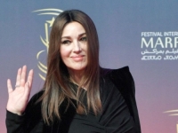 MODNI MINIMALIZAM: Monica Bellucci sve oduševila u crnoj maksi haljini (FOTO)