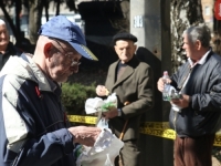 PENZIONERI LJUTI NA VLADU: Zaslužuju li političari za svoj rad OVAKO MALU jednokratnu pomoć?