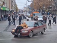 UZNEMIRUJUĆI SNIMAK IZ POŽAREVCA: Demonstrant sjeo na haubu, vozač nastavio da vozi (VIDEO)