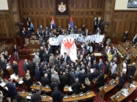 POTPUNI HAOS U SKUPŠTINI SRBIJE: Poslanici se potukli, Brnabić u panici zove osiguranje, u holu 'pevaljke' odaju počast Palmi... (FOTO, VIDEO)