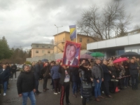 NI KIŠA IH NIJE SPRIJEČILA DA DOĐU: Dodikove pristalice okupljaju se ispred Suda BiH (VIDEO, FOTO)