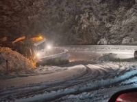 HAOTIČNO ŠIROM BIH: Grtalica sletjela s puta na Manjači, na Komaru totalni haos... (FOTO, VIDEO)