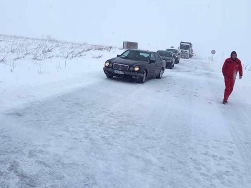 SNIJEG IZAZVAO HAOS U BOSNI I HERCEGOVINI: Upozorenje vozačima, nakon naglog pada temperature...