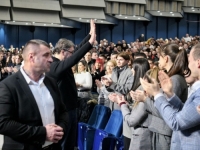 VUČIĆ JE MALO SUMANUTIJI NEGO INAČE: Kaže da su na njegov skup u beogradskom Sava centru 'vještačkom inteligencijom ubacili neke 'krezube' ljude' (VIDEO)