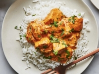 NAPRAVITE PILETINU U KREMASTOM UMAKU: Tikka masala klasik, jedno od najpopularnijih indijskih jela