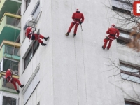 NOVOGODIŠNJI PERFORMANS U SARAJEVU: Djeda Mrazovi se spustili sa zgrade pa obradovali mališane paketićima (FOTO)