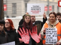 'SB' PATROLA: Studenti ispred ambasade Srbije u Sarajevu 20-minutnom šutnjom odali počast stradalim (FOTO)