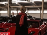 DOK JE NAROD GLADOVAO, DIKTATOR JE ŽIVIO KAO CAR: Američki novinari ušli u Assadovu garažu prepunu najluksuznijih automobila, evo šta su pronašli (VIDEO)