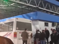 HIT SNIMAK ŠIRI SE DRUŠTVENIM MREŽAMA: Putnici na graničnom prelazu kod Bosanske Gradiške guraju autobus (VIDEO)