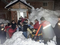 ONI SU ISTINSKI HEROJI: Ekipa Hitne pomoći puna četiri sata probijala se kroz smetove kako bi stigli do bolesnog djeteta (FOTO)