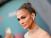 NIKAD IZAZOVNIJI DEKOLTE: Jennifer Lopez u 'vrućem' božićnom videu zapalila društvene mreže (VIDEO)