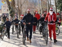 PRAZNIČNI DUH SE SE OSJETI NA SVAKOM KORAKU: Djeda Mrazovi na biciklima defilirali kroz Mostar (FOTO)