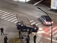 U BANJALUČKOM NASELJU STARČEVICA: Prolaznici koji su se zadesili na mjestu saobraćajne nesreće izvukli su vozača iz...