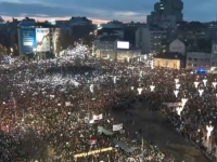 OGROMNE DEMONSTRACIJE U BEOGRADU: Rijeke ljudi pristižu na Trg Slavija, poruka režimu - 'KRVAVE SU VAM RUKE!' (FOTO, VIDEO)