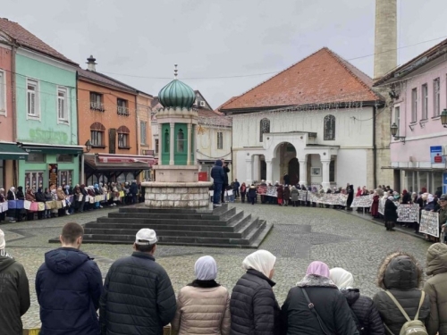 KAO I SVAKOG 11. U MJESECU: Mirnim okupljanjem u Tuzli majke Srebrenice podsjetile na žrtve genocida