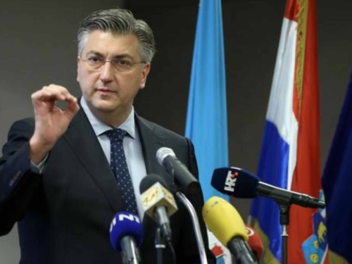 PLENKOVIĆ POVUKAO RUČNU: Hrvatska usporava put Crne Gore ka EU!