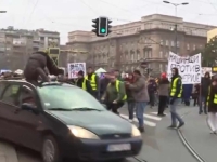 UŽAS U BEOGRADU: Fordom se zaletio u masu i pomeo studenticu (VIDEO)