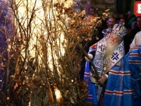 TRADICIONALNO U STAROJ PRAVOSLAVNOJ CRKVI U SARAJEVU: Na Badnje veče vjernici zapalili badnjak, najavljen dolazak Božića (FOTO)