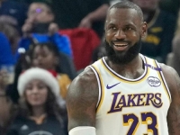 PRVI IGRAČ KOJI JE NA PARKETIMA NBA LIGE IGRAO I KAO TINEJDŽER I SA 40 GODINA: LeBron James je u ponedjeljak...