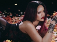 POVRATAK KRALJICE VALENTINOVA: Rihanna istaknula zanosnu figuru u senzualnom donjem rublju (FOTO)