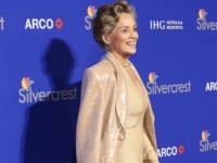 IDEALNO MODNO RJEŠENJE: Sharon Stone istaknula vitku figuru, zasjenila sve na crvenom tepihu (FOTO)