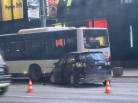 TEŽAK UDES NA MARINDVORU: Automobil se zabio u autobus, obustavljen tramvajski saobraćaj