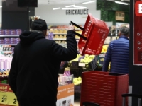 BOJKOT JE, A KAO DA NIJE: Pogledajte šta smo zabilježili danas u trgovinama u Sarajevu (FOTO)