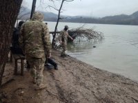 PRAZNA FLAŠA SOLNE KISELINE NA OBALI: Ronioci pretražuju jezero Drenova u potrazi za ubicom Emirom Selimovićem (FOTO)