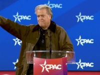 SALUTIRAO DESNICOM: Trumpov saveznik Steve Bannon nacističkim pozdravom završio govor (VIDEO)