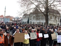 TUZLANSKI PENZIONERI IZAŠLI NA PROTESTE: 'Skupili smo se ovdje od muke!' (VIDEO)