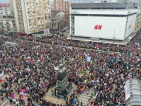 SRBIJA NA RUBU TOTALNOG HAOSA: Stigli traktori, posvuda vreće s kamenjem, krenule dojave o bombama... (FOTO, VIDEO)