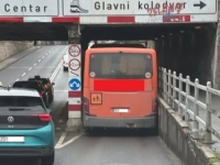 NESVAKIDAŠNJA NESREĆA: Autobus s djecom zaglavio u podvožnjaku, izlaze kroz...